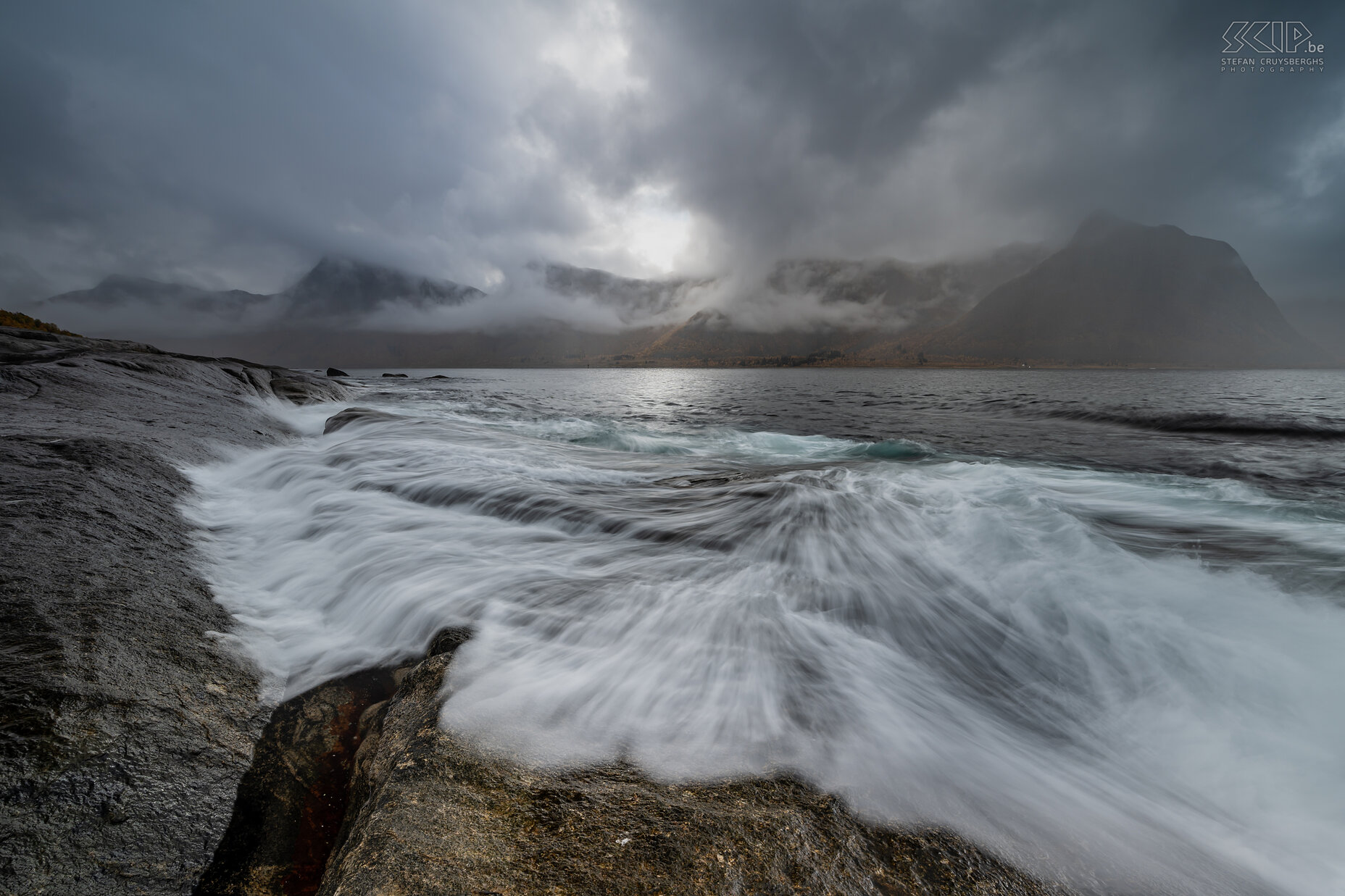 Senja - Tungeneset De fantastisch mooie, maar soms ook gladde rotsen en verradelijke golven aan de kust van Tungeneset Stefan Cruysberghs